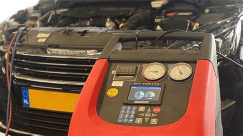 Airco bijvullen auto