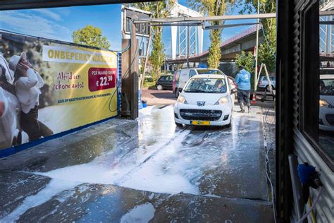 Auto in de wasstraat