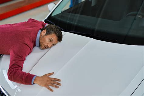 Auto kraakt bij drempels