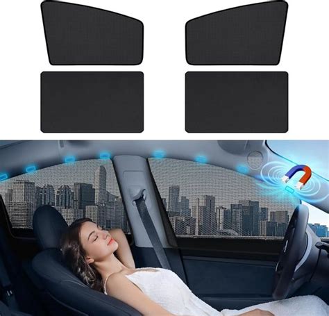 Auto met zonneschermen