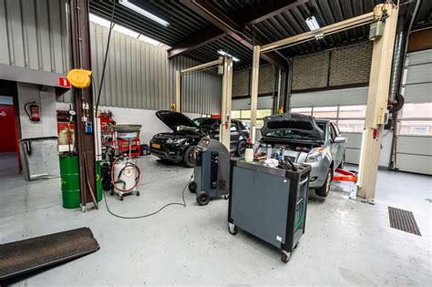 Auto onderhoud in garage