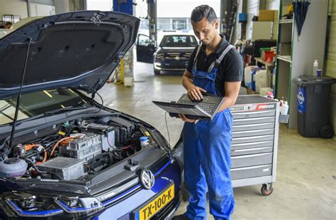 Automonteur aan het werk