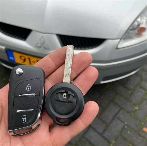 Autosleutel in auto