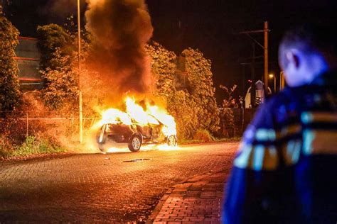 Brandende auto tijdens jaarwisseling