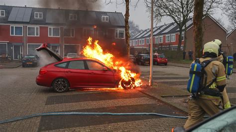 Brandweer blust autobrand