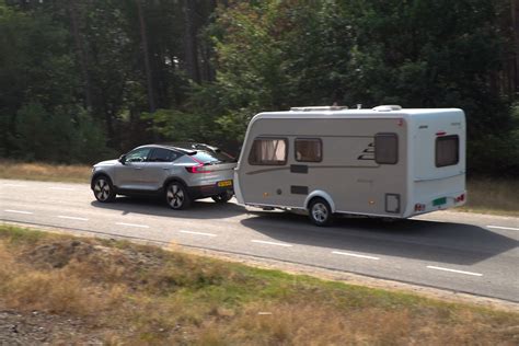 Caravan achter een auto
