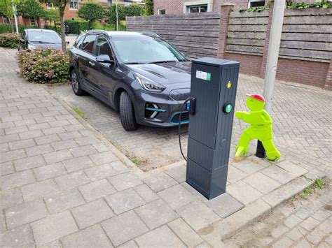 Elektrische auto met laadpaal