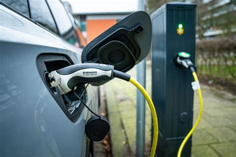 Elektrische auto opladen bij een laadpaal