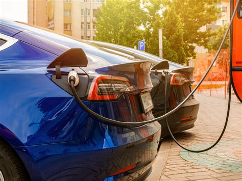 Elektrische auto opladen bij een laadstation