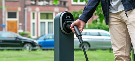 Elektrische auto opladen bij laadpaal