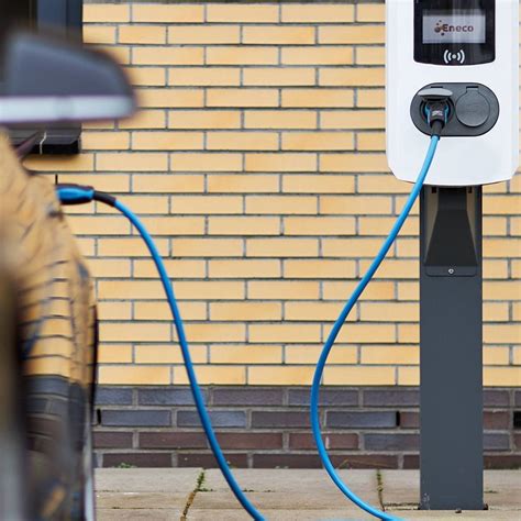 Elektrische bedrijfswagen met laadpaal