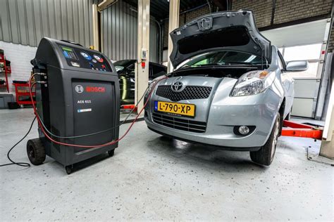 Garage met auto in reparatie