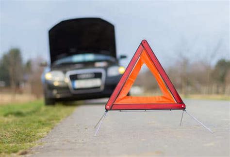 Gevarendriehoek plaatsen langs de weg