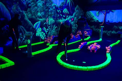 Glow in the dark midgetgolf bij De Postwagen