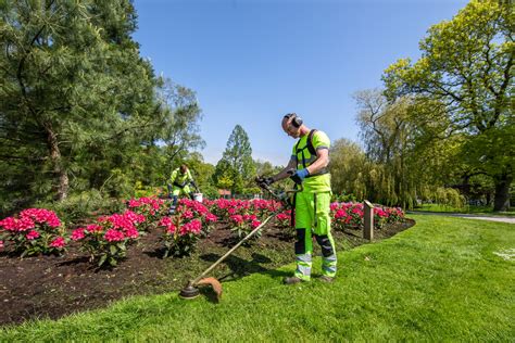 Hovenier aan het werk