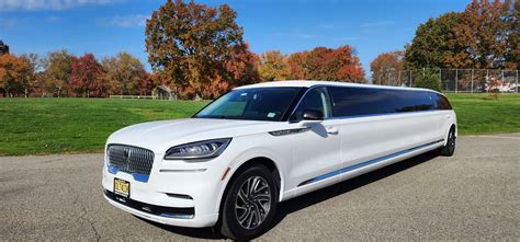 Ivy Wolfe in een limousine