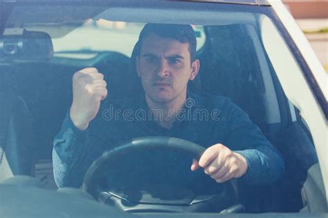 Jonge bestuurder achter het stuur