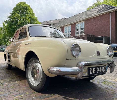 Klassieke auto in een showroom