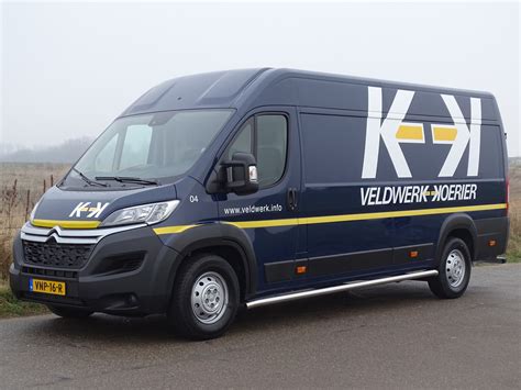 Koerier met bestelbus