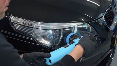 Koplampen polijsten met een polijstmachine