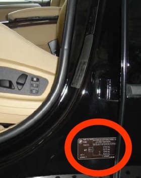 Locatie van de kleurcode op een BMW