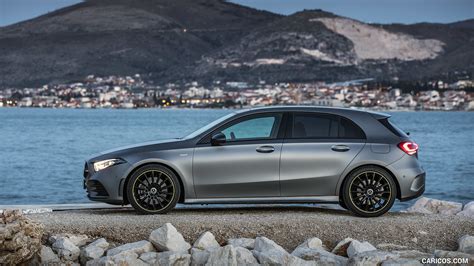 Mercedes-Benz A250 in Designo Mountaingrijs Magno