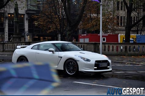 Nissan GT-R met aftermarket velgen