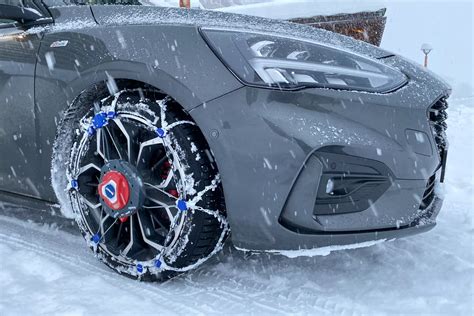 Nissan X-Trail met sneeuwkettingen