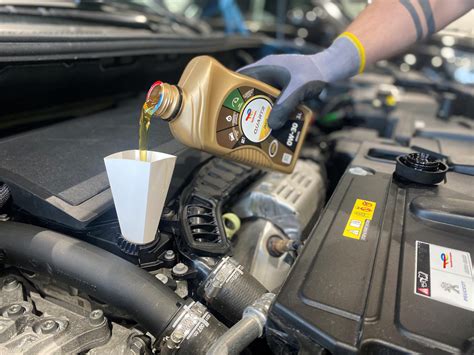 Olie bijvullen auto