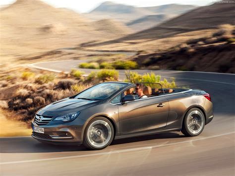 Opel Cascada op de weg