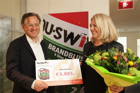 Overhandiging cheque in Kûbaard