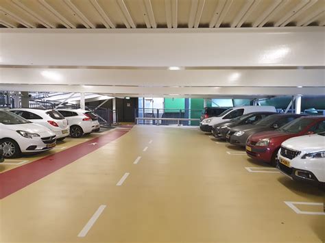 Parkeergarage met hellingbanen