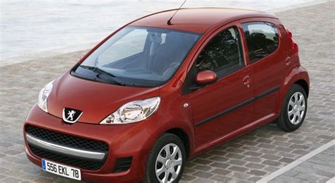 Peugeot 107 in de sneeuw