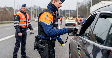 Politie controleert rijbewijs