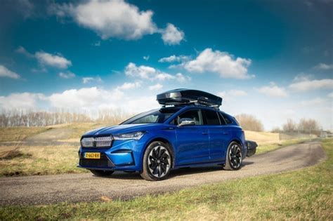 Skoda Enyaq met dakdragers en dakkoffer