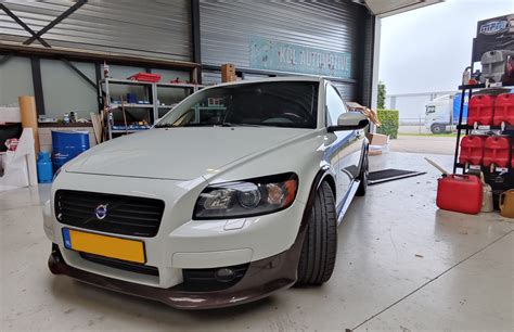 Volvo C30 in de garage voor onderhoud