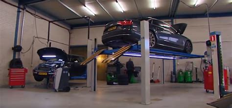 Voorbeeld van een auto in een garage voor reparatie