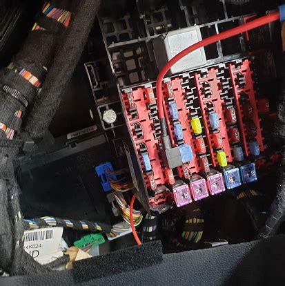 Zekeringen onder de stoel van een auto