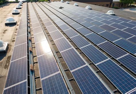 Zonnepanelen op bedrijfsdak